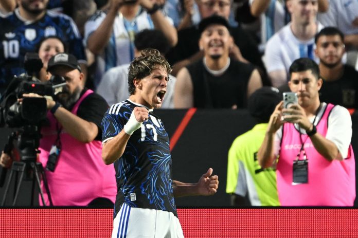 Tres toques de primera, asistencia de taco y definición precisa: el golazo de Giuliano Simeone en el triunfo de Argentina