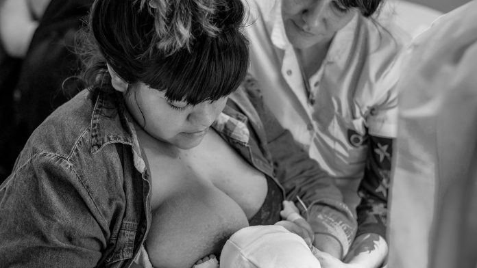 Una ley modelo, un sistema que la desconoce y un día que recuerda que las mujeres también tienen derechos a la hora de parir