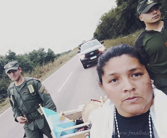 Una mujer caminará más de 500 kilómetros para reclamar por la muerte de su hija de 15 años y su nieta recién nacida