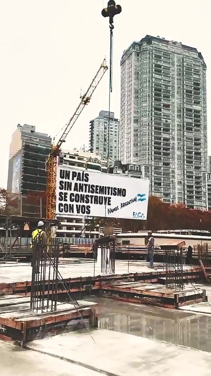 Una nueva campaña contra el antisemitismo se desplegó en varios edificios en construcción en medio de la fiebre mundialista