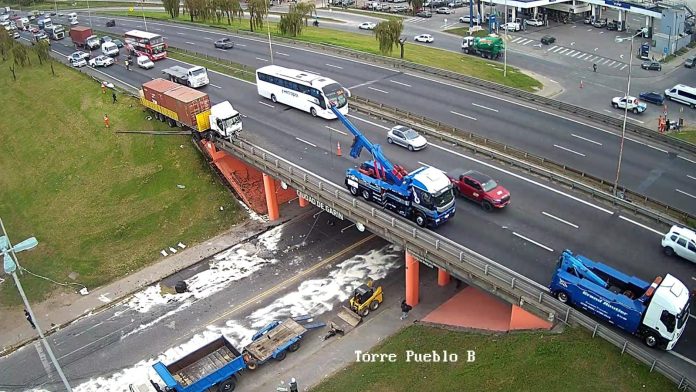 Video: así fue el impactante accidente en Panamericana que dejó un camión colgado en un puente y varios heridos
