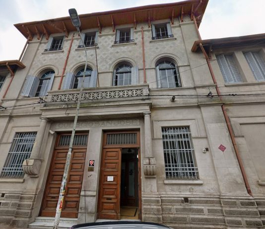 Video: un alumno de un colegio de Tandil agredió a un profesor y le fracturó la mandíbula