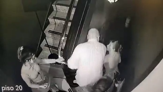 Video: una camarera denunció que fue agredida por el director de primaria de un reconocido colegio inglés de Quilmes