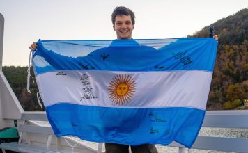 Visitó 23 provincias, donó 15 mil platos de comida y busca que la bandera de su misión solidaria llegue a la Selección en el Mundial