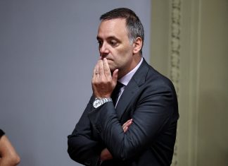 Zozobra en la Casa Rosada: Adorni ganó una sobrevida, pero Milei sale de gira y no hay un plan