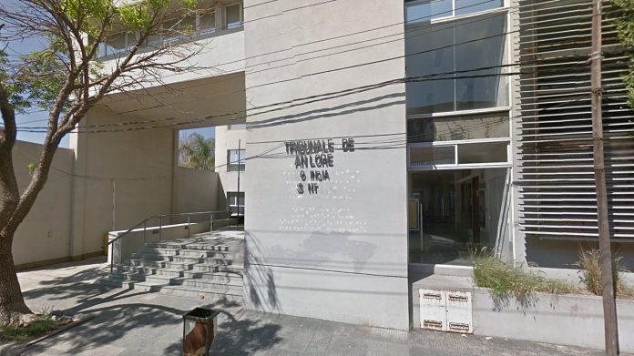 Abusó de sus dos hijas y quedó en libertad porque el fiscal olvidó pedir que siga preso hasta el juicio