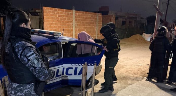 Captaban a sus víctimas por una app de citas y les robaban: cayeron cinco viudas negras que operaban en Córdoba