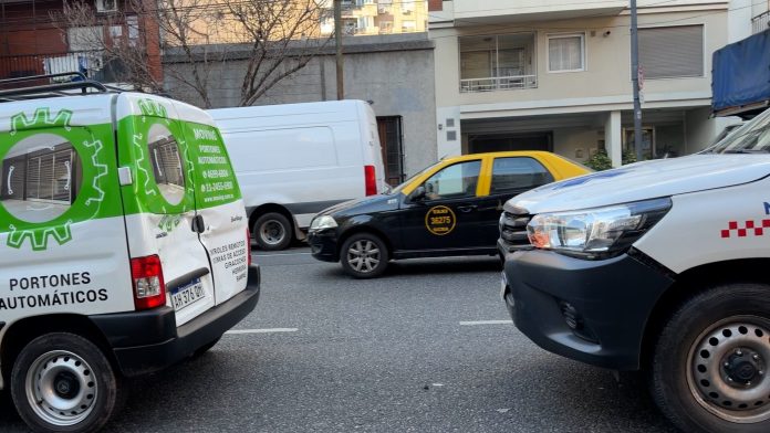 Chocaron una camioneta y una ambulancia en Caballito: un herido