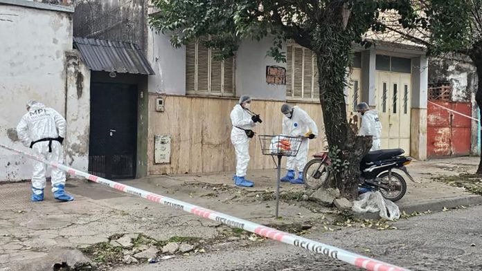 Chocó contra un árbol y murió: en el hospital descubrieron que tenía una herida de bala en la espalda