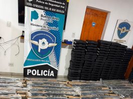 Circulaba con un arsenal de 131 armas de guerra, lo descubrieron en un control vehicular y quedó detenido