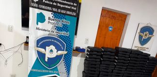 Circulaba con un arsenal de 131 armas de guerra, lo descubrieron en un control vehicular y quedó detenido