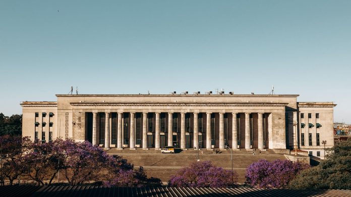 Cobro a los extranjeros: qué piensa el Gobierno, la postura de las universidades y la puja judicial de fondo