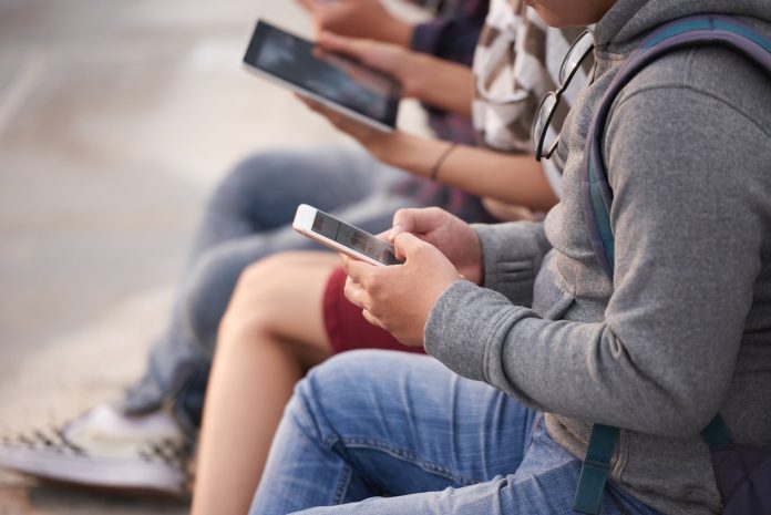 Denuncian a alumnos de secundario por generar fotos de sus compañeras desnudas con IA y venderlas