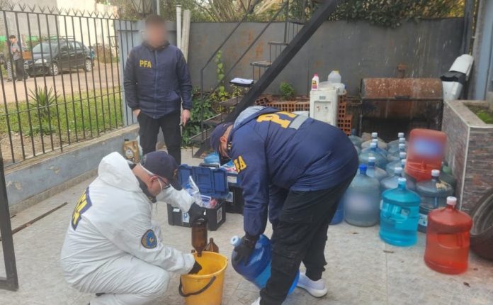Desarticularon una banda que embotellaba agua en plantas cladestina que funcionaban en casas particulares del conurbano