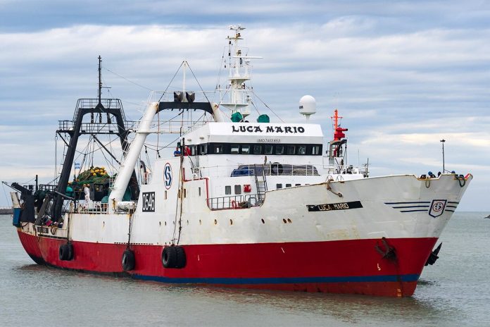 Desesperada búsqueda de un marinero que cayó al mar en medio de un fuerte temporal frente a Santa Cruz
