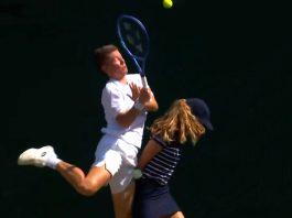 El brutal accidente de una tenista con una alcanzapelotas que sembró preocupación durante un partido de Wimbledon
