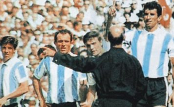 El día que Rattín fue expulsado contra Inglaterra en el Mundial 66, estrujó un banderín británico y obligó a la FIFA a cambiar el reglamento
