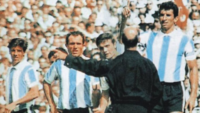 El día que Rattín fue expulsado contra Inglaterra en el Mundial 66, estrujó un banderín británico y obligó a la FIFA a cambiar el reglamento