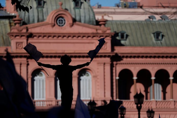 El dilema que atraviesa al Estado: liberar a los empleados para el partido de Argentina o pedirles que se queden