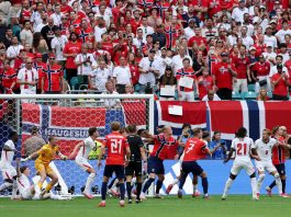 El empujón de Haaland antes del córner que anuló el gol de Noruega ante Inglaterra: la nueva regla para el Mundial que aplicó el VAR