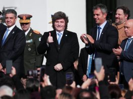 El giro forzado de Milei hacia los moderados: el Gobierno busca al tercio que puede definir la reelección