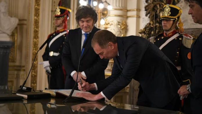 El Gobierno sostiene que el desembarco de Santilli reordena el vínculo con el PRO, pero no acerca a Milei y Macri