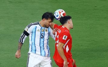 El homenaje de la selección argentina para Antonio Rattín en el partido frente a Suiza por el Mundial