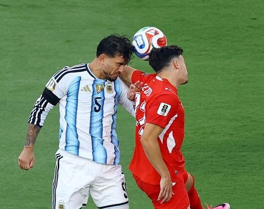 El homenaje de la selección argentina para Antonio Rattín en el partido frente a Suiza por el Mundial