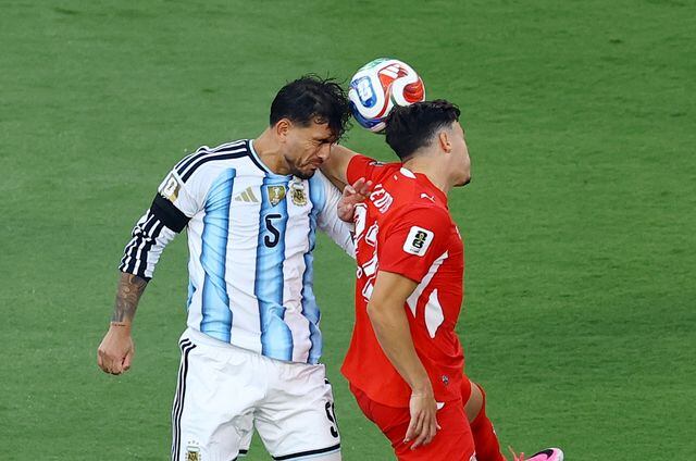 El homenaje de la selección argentina para Antonio Rattín en el partido frente a Suiza por el Mundial