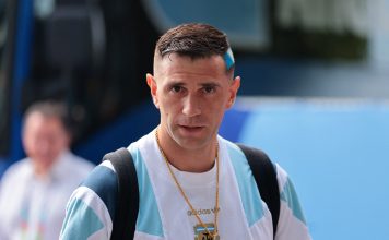 El particular amuleto familiar que repitió Emiliano Dibu Martínez en su llegada al estadio para Argentina-Cabo Verde