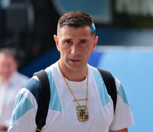 El particular amuleto familiar que repitió Emiliano Dibu Martínez en su llegada al estadio para Argentina-Cabo Verde