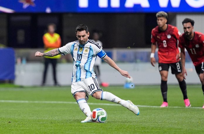 El penal que falló Lionel Messi ante Egipto en los octavos de final del Mundial