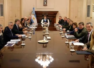 El techo de cristal: la cantidad de mujeres en puestos jerárquicos de la Administración Pública Nacional cayó de 39% al 22% en cuatro años