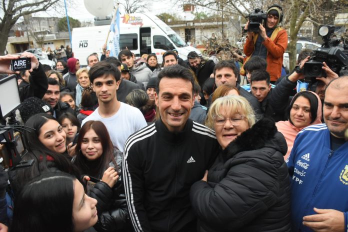 El tierno mensaje que la familia de Lionel Scaloni pegó en la puerta de su casa en Pujato