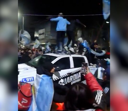 El video viral que muestras lo destrozos de un patrullero municipal en los festejos tras el triunfo de Argentina