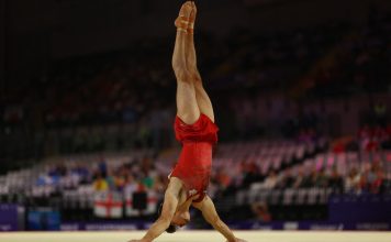 Escalofriante caída de un gimnasta inglés en los Juegos de la Commonwealth: fue trasladado de urgencia al hospital