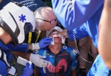 Escandaloso accidente en el Tour de France: un ciclista chocó contra un auto que frenó de golpe, recibió 20 puntos en el rostro y abandonó la carrera
