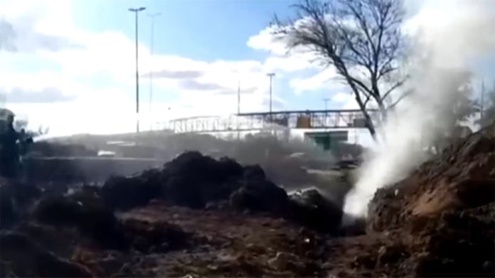 Escape de gas en la autopista Dellepiane: obreros rompieron un caño de alta presión con una retroexcavadora