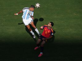 Facundo Medina volvió a Villa Caraza con otro futbolista de la Selección tras la final y dio un discurso desde el balcón: “No crean boludeces, es un grupo unido”