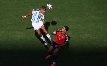 Facundo Medina volvió a Villa Caraza con otro futbolista de la Selección tras la final y dio un discurso desde el balcón: “No crean boludeces, es un grupo unido”