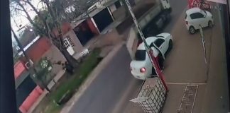 Imprudencia, choque y milagro: un camión embistió a un auto estacionado y una beba de un año salió despedida hacia el asfalto