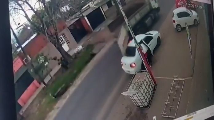 Imprudencia, choque y milagro: un camión embistió a un auto estacionado y una beba de un año salió despedida hacia el asfalto