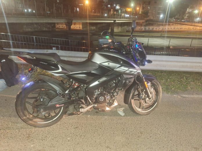 Intensa persecución a dos motociclistas que eludieron un control policial: uno tenía 17 años y antecedentes por robo