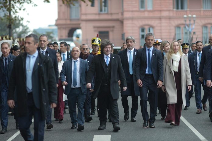 Javier Milei en el Tedeum, en vivo: Jorge Macri encabezó el izamiento de la Bandera Nacional en Plaza de Mayo