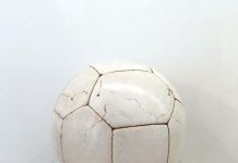 “Juan, mirá lo que traje”: la historia de la pelota con la que un grupo de soldados jugó en Malvinas y hoy es pieza de museo