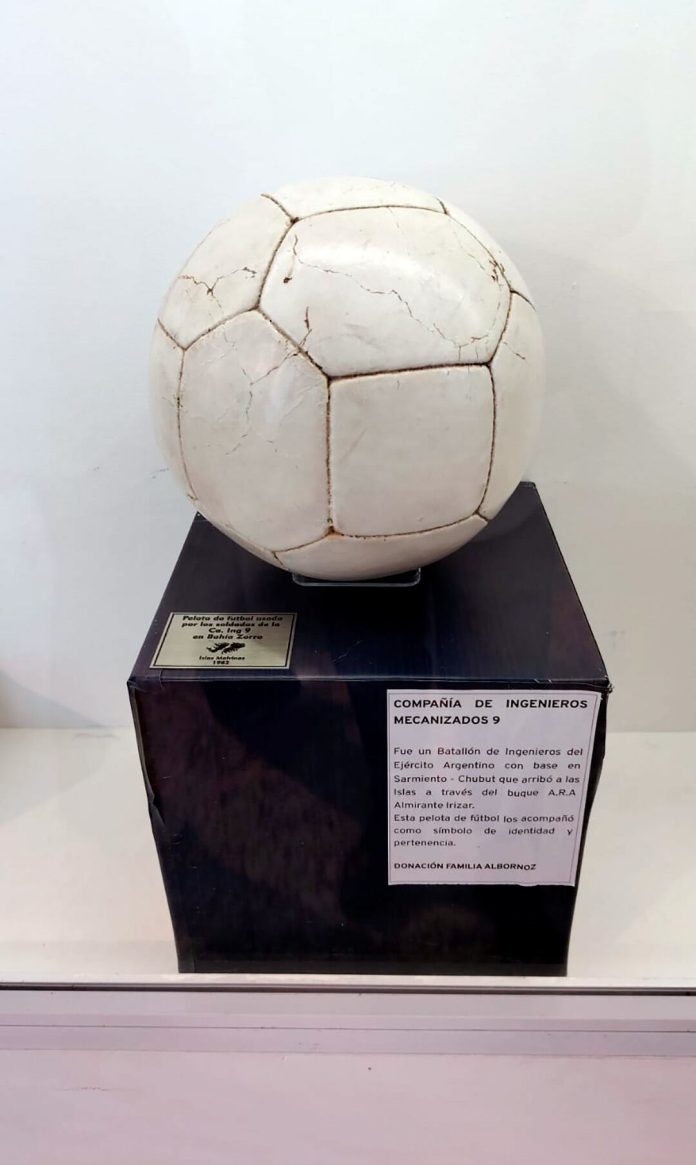 “Juan, mirá lo que traje”: la historia de la pelota con la que un grupo de soldados jugó en Malvinas y hoy es pieza de museo