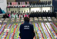 La Aduana secuestró mercadería en un valor estimado en 9 millones de pesos: había más de 1300 álbumes truchos del mundial