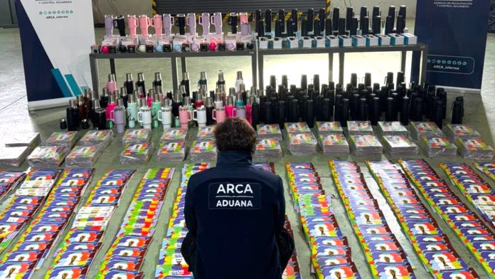 La Aduana secuestró mercadería en un valor estimado en 9 millones de pesos: había más de 1300 álbumes truchos del mundial