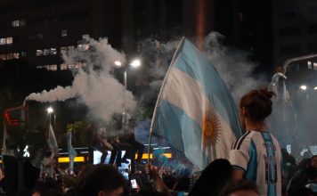 La crónica de un periodista inglés que vio el partido entre 150 mil argentinos: “Si crees que nos apasiona el fútbol, deberías visitar este inmenso país”