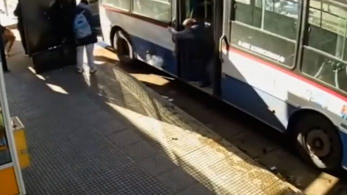 La Matanza: una jubilada intentó bajar de un colectivo, el chofer aceleró y fue arrastrada por la calle